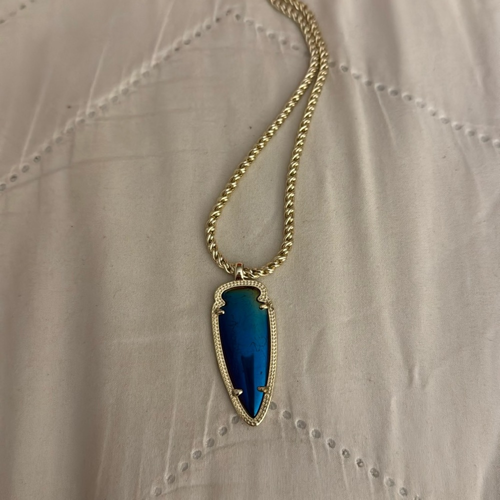 Kendra Scott arrow pendant